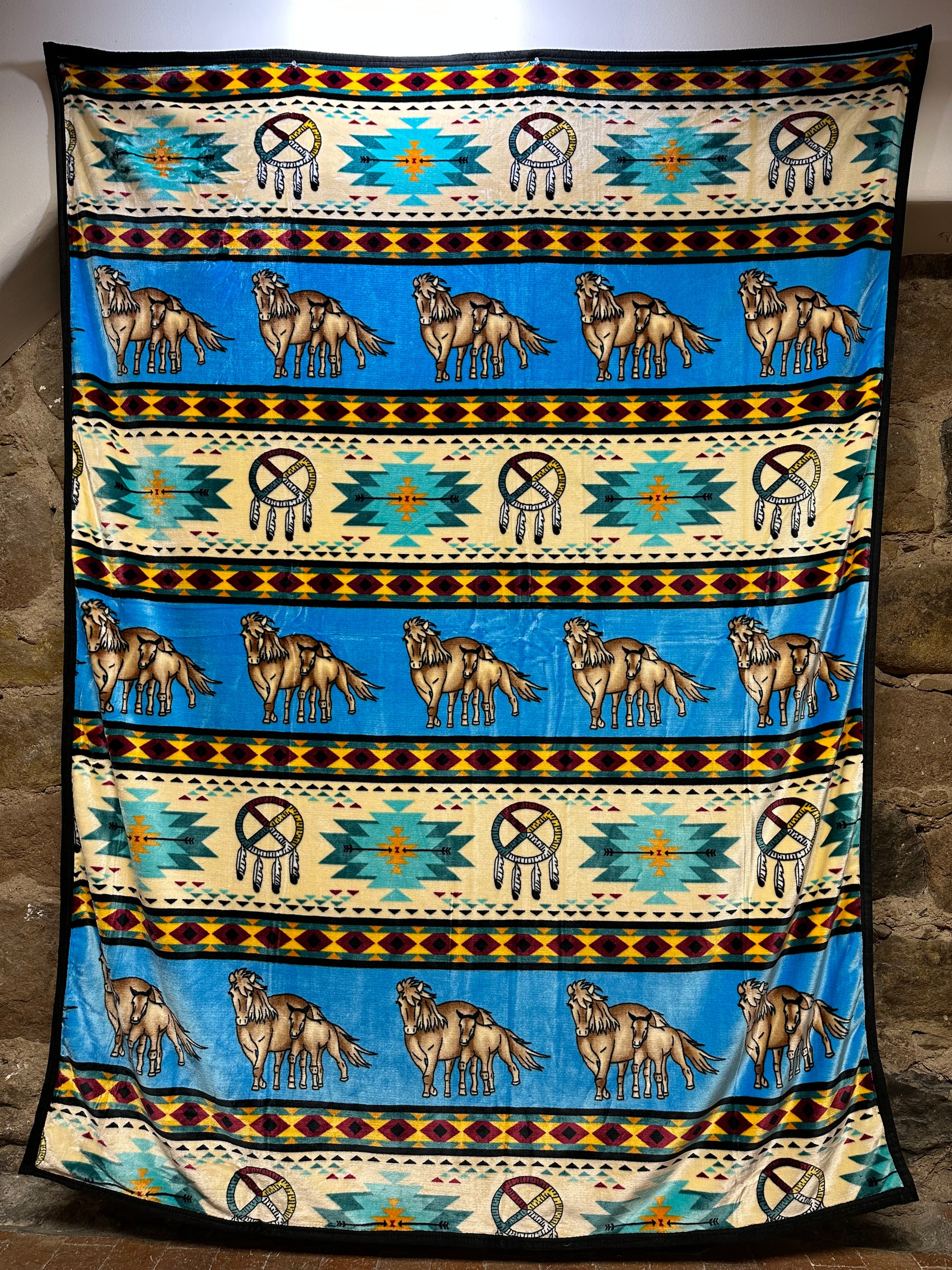 The Horse Native Design Blanket – a perfect combination of softness, comfort and Native design! Wrap yourself in our cuddly blanket and feel the comfort that radiates from its unique Horse Design. With its beautiful Native design, this blanket is perfect for your bedroom, sofa and anywhere you'd like to be comforted and add a bit of style. Enjoy the Native design and its cuddly softness – a perfect addition for your home and snuggling moments.