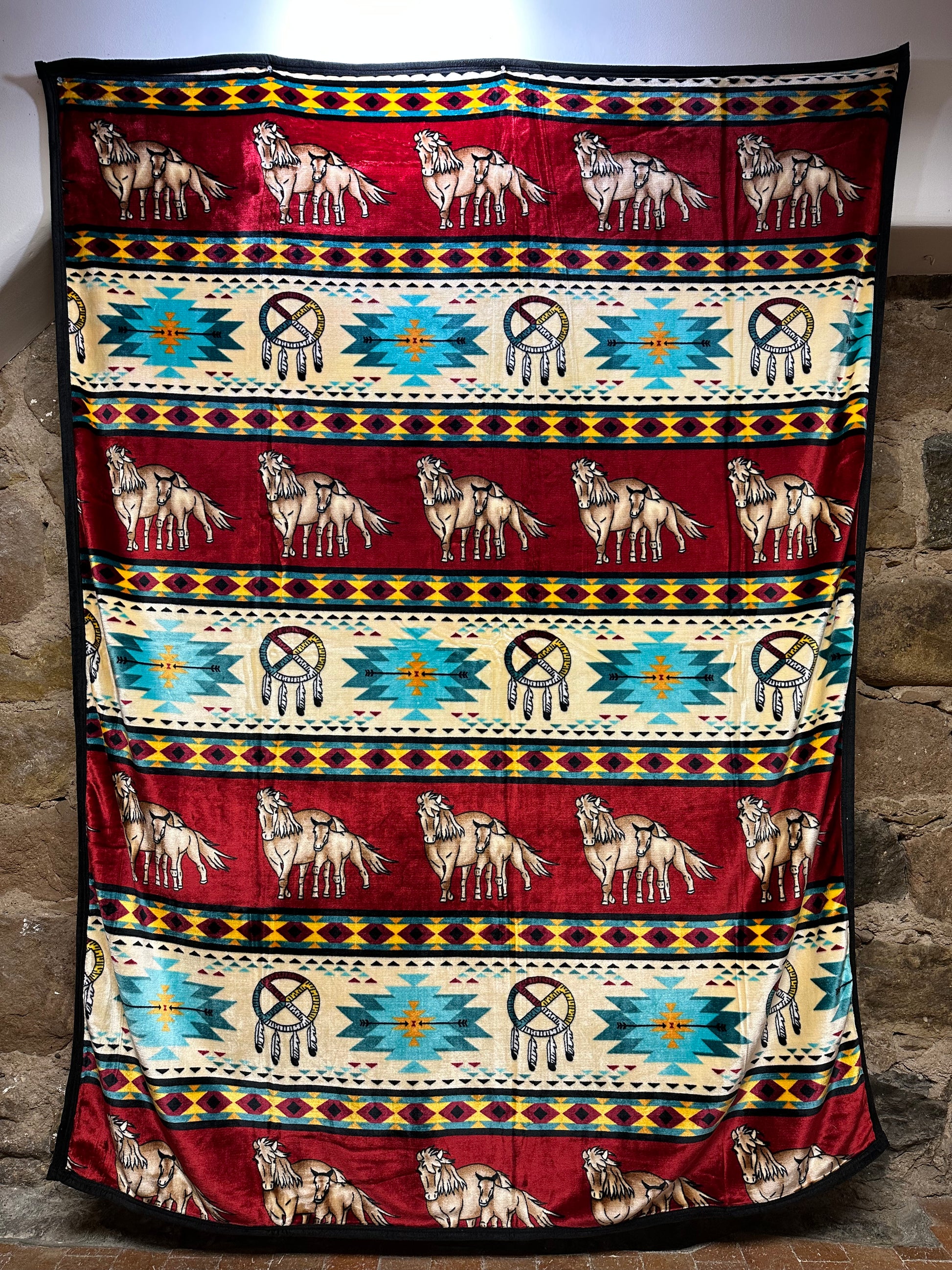 The Horse Native Design Blanket – a perfect combination of softness, comfort and Native design! Wrap yourself in our cuddly blanket and feel the comfort that radiates from its unique Horse Design. With its beautiful Native design, this blanket is perfect for your bedroom, sofa and anywhere you'd like to be comforted and add a bit of style. Enjoy the Native design and its cuddly softness – a perfect addition for your home and snuggling moments.